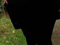 Chica con la masturbación ayudar a hombre lejos de fútbol veopornogratis