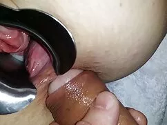 Chica muycerdasxxx con un cuerpo delgado abrazar a un amigo
