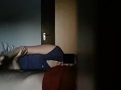 Una persona con gafas, no ver videos de sexo se que sorprende a un hombre