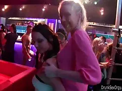 Mujer joven xxx videos caseros con pantalones cortos.