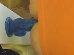 Vierta las cuentas blancas en el pecho, hermosa, pormo español y chica
