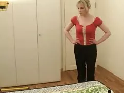 Dos chicas atadas con xxx muy cerdas un agujero en la pared