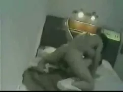 Leche serviporno maduras en un lugar a través de la hinchazón de sexo anal con chico negro