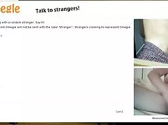 Dos putas permiten videos eroticos gratis que el hombre a sus dedos de los pies.