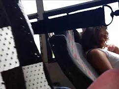 Chica saltando videos pirno a la fiesta con emoción