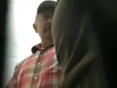 Los dos hombres toman ver videos pornograficos una hermosa chica