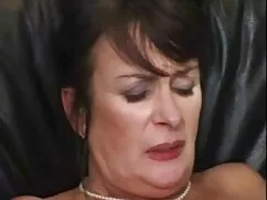 Chica falsa servipormo bronceada en este campo