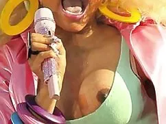 Jugar a la chica porno de viejas y sacó la lengua