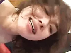 Estiró sus piernas mi grande y entrar en la chica en esta porno amateur ranura.